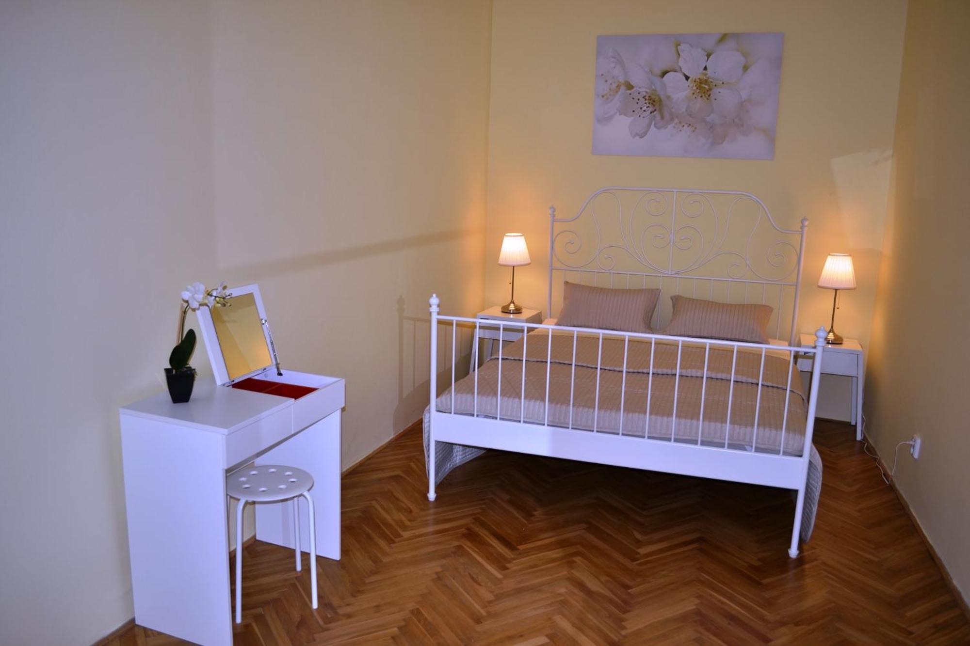 Sunflower 2bdr Flat By Ruterra Praga
